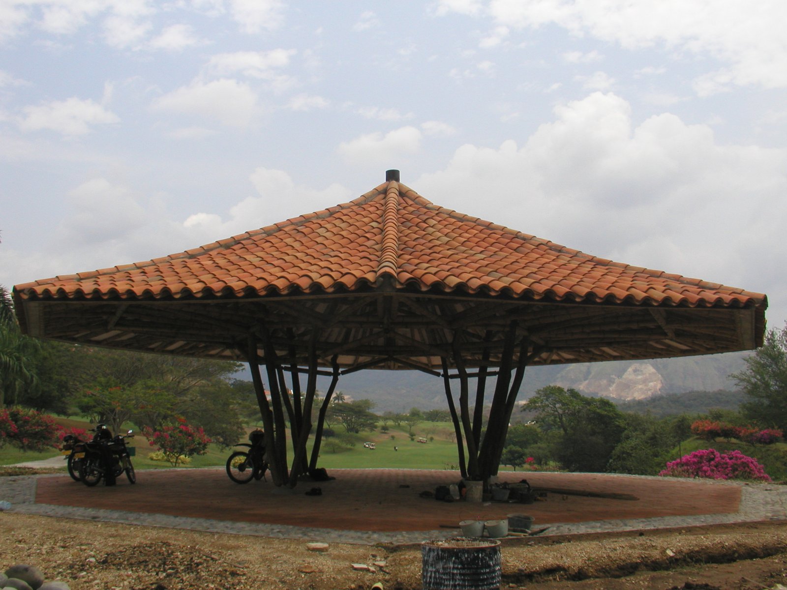 Bioarquitectura y estructuras de bambú en recorridos técnicos de campo